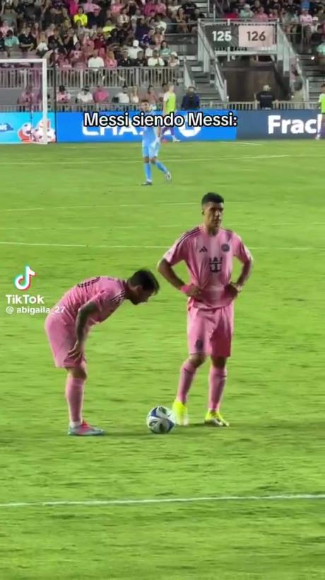 哈哈！梅西摆任意球偷偷往前挪被裁判抓包